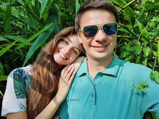 Не удержался, сфоткал: Дмитрий Комаров показал, чем его кормит красавица-жена (фото)
