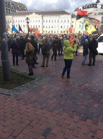 В Киеве проходит марш по случаю Дня добровольца: опубликовано яркое видео