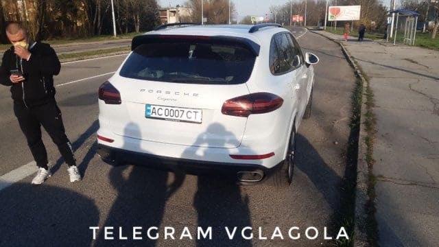 Украинец на Porshe вывез в Словакию целый багажник медицинских респираторов (фото)