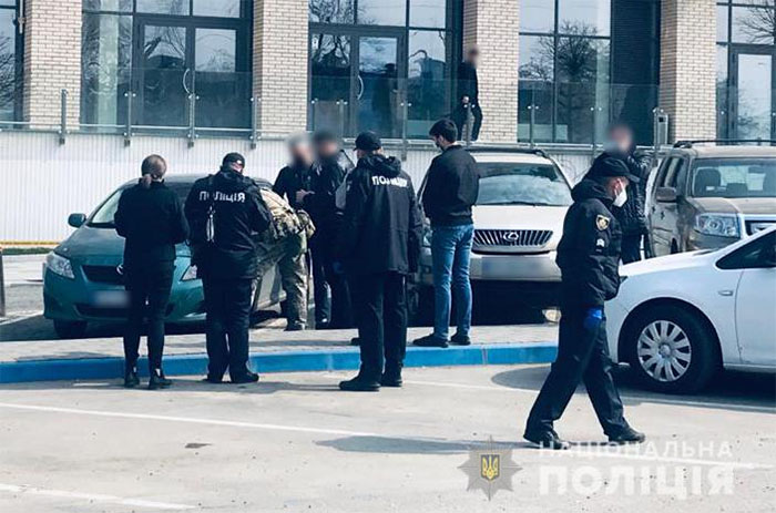 В Черновцах посреди улицы застрелили мужчину: фото с места происшествия
