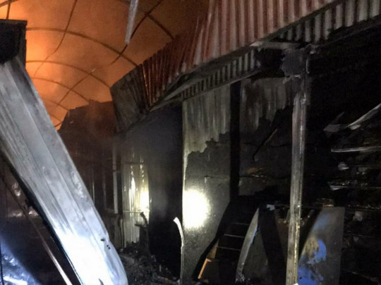 Пожар на Центральном рынке Кривого Рога уничтожил десятки торговых павильонов с товарами (фото, видео)