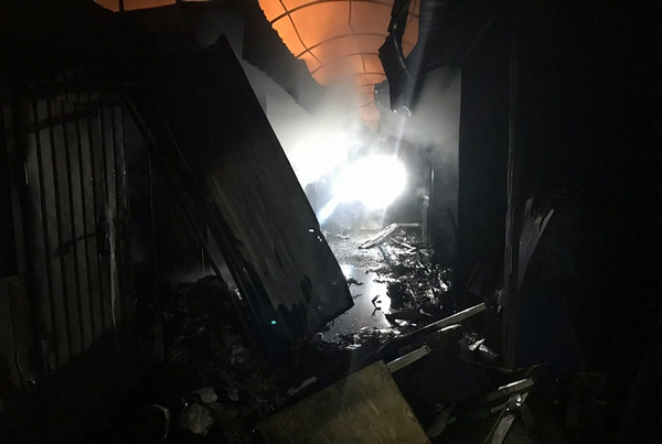 Пожар на Центральном рынке Кривого Рога уничтожил десятки торговых павильонов с товарами (фото, видео)