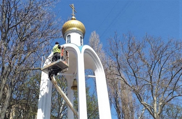 В Одессе помыли и подкрасили памятник чернобыльцам