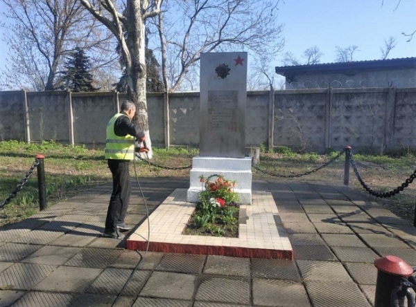 В Одессе помыли и подкрасили памятник чернобыльцам