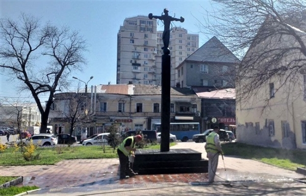 В Одессе помыли и подкрасили памятник чернобыльцам