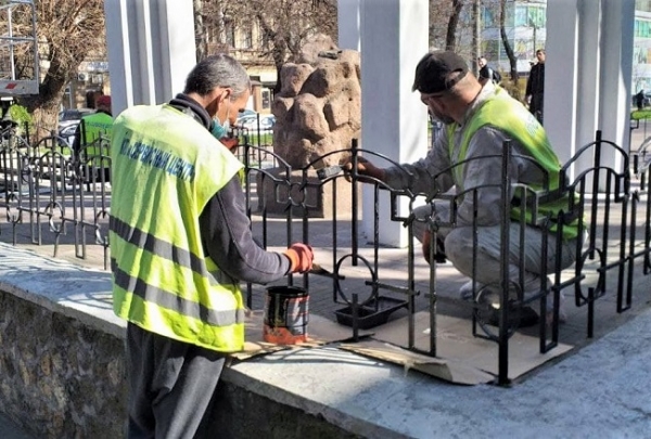 В Одессе помыли и подкрасили памятник чернобыльцам