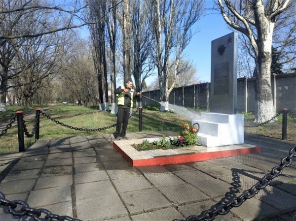 В Одессе помыли и подкрасили памятник чернобыльцам