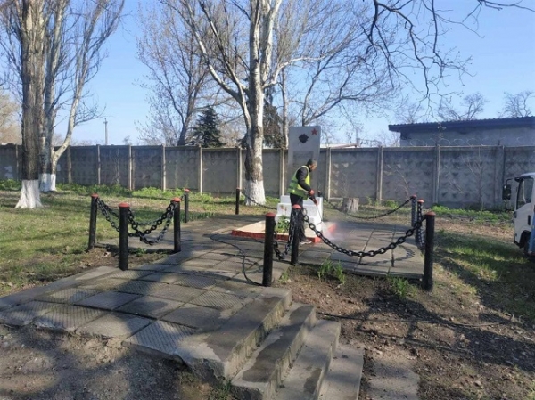 В Одессе помыли и подкрасили памятник чернобыльцам