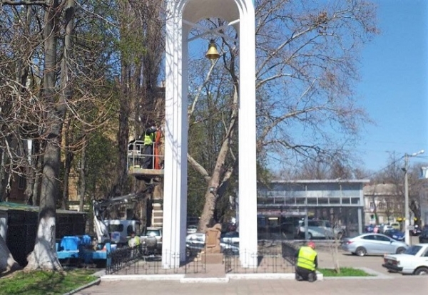 В Одессе помыли и подкрасили памятник чернобыльцам