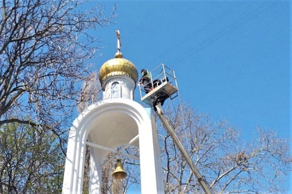 В Одессе помыли и подкрасили памятник чернобыльцам
