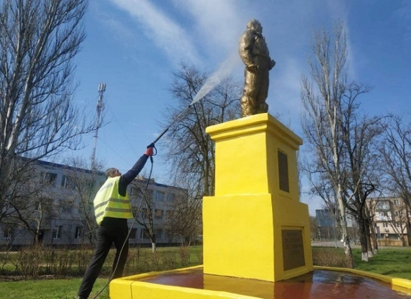 В Одессе помыли и подкрасили памятник чернобыльцам