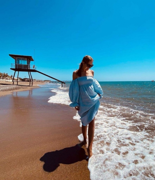 Катя Осадчая в романтичном платье позировала у моря