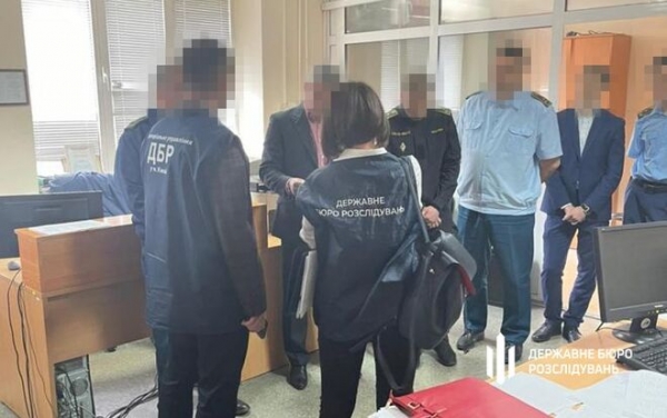 
Таможенников поймали на многомиллионном занижении стоимости автомобилей из Грузии
