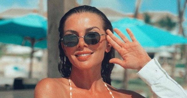 Анна Седокова выпятила ягодицы в бассейне
