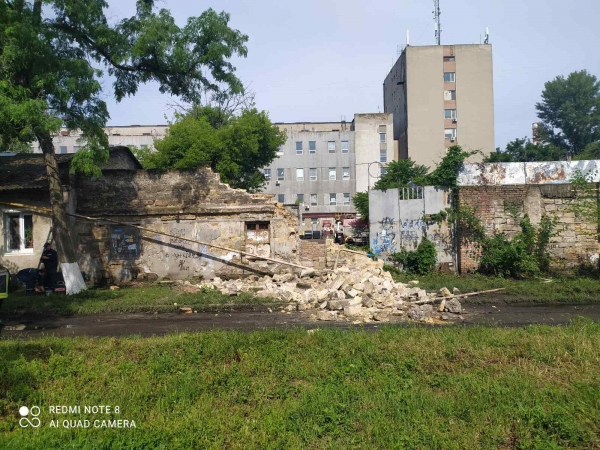 В Одессе обвалилась стена здания и сломала газовую трубу. Фото