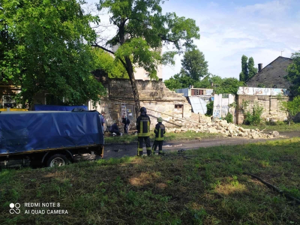 В Одессе обвалилась стена здания и сломала газовую трубу. Фото
