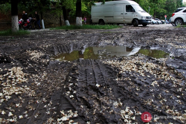 Возле одесской больницы хотят сделать парковку за 3,5 миллиона. Фото