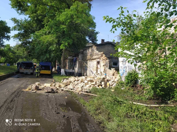 В Одессе обвалилась стена здания и сломала газовую трубу. Фото
