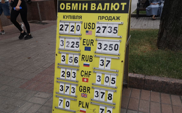 
Покупатели и продавцы ведут позиционную борьбу. Каким будет курс доллара во вторник, 13 июля
