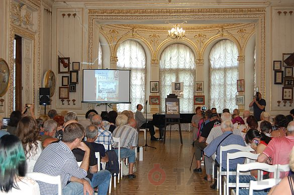 Одесситам подарили календарь и альманах с монологами Жванецкого