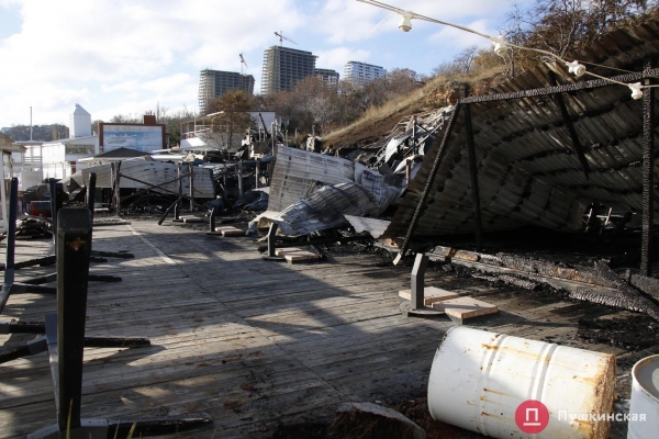 Ночью в Одессе сгорел ночной клуб на пляже: фото пожара и его последствий