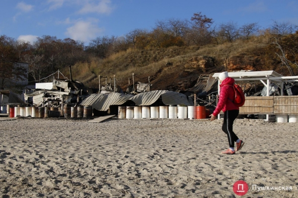 Ночью в Одессе сгорел ночной клуб на пляже: фото пожара и его последствий