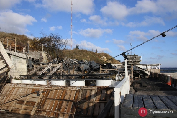 Ночью в Одессе сгорел ночной клуб на пляже: фото пожара и его последствий