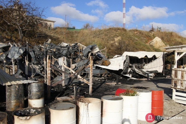 Ночью в Одессе сгорел ночной клуб на пляже: фото пожара и его последствий