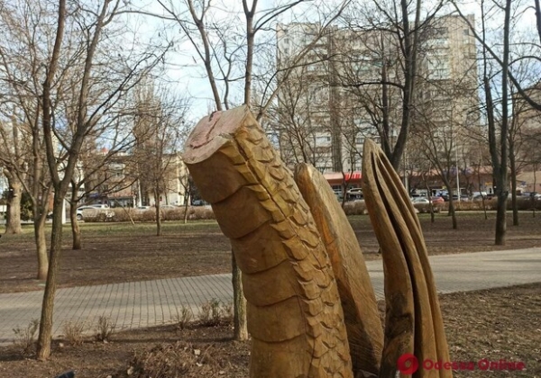 В одесском сквере обезглавили дракона