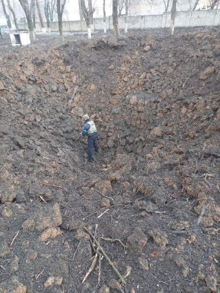 В Мариуполе на детскую больницу сбросили авиабомбы: фото и видео последствий