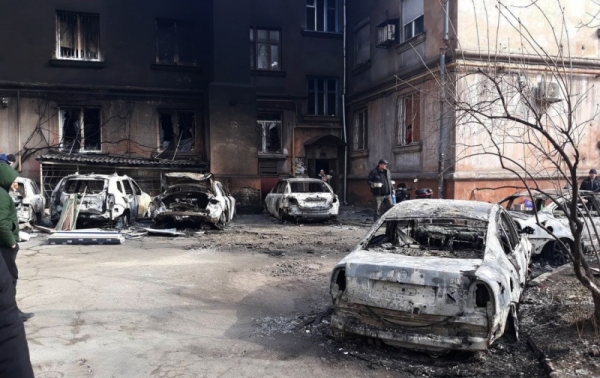 В Мариуполе на детскую больницу сбросили авиабомбы: фото и видео последствий