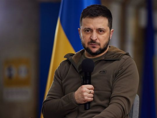 Допоміг Борис Джонсон: знамениту флісову кофту Зеленського продали за понад 3 млн гривень