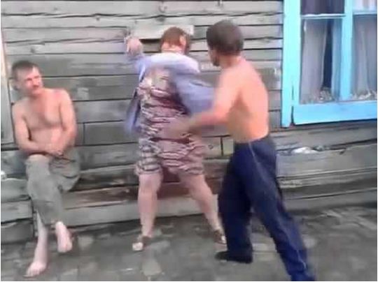 Довелося викликати «швидку»: жінка відірвала чоловіку яєчко за відмову віддати їй банківську картку