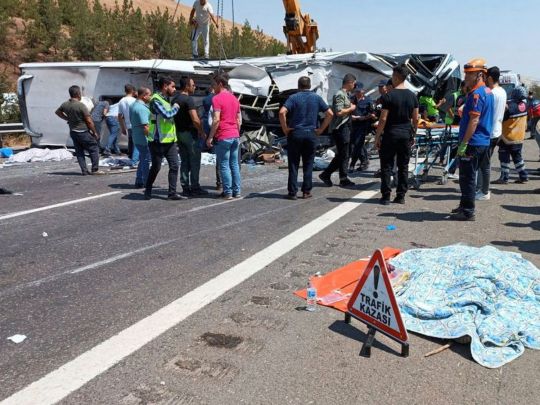 М'ясорубка на півдні Туреччини: у моторошній автокатастрофі за участю пасажирського автобуса та швидкої допомоги загинули 16 людей