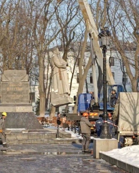 У Києві демонтували пам’ятник радянському генералу Ватутіну