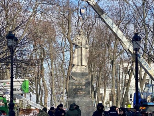 У Києві демонтували пам’ятник радянському генералу Ватутіну