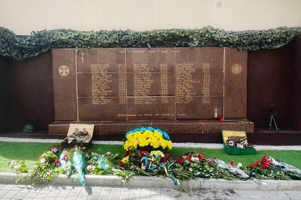 Ко Дню пограничника в Одессе открыли монумент "Стена Героев"