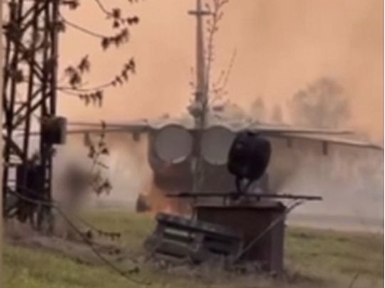 «Війна має бути закінчена»: партизани спалили військовий літак на аеродромі в Новосибірську (відео)