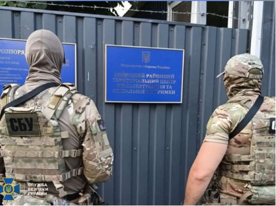 «Заробляли» на ухилянтах: викрито 4 військкомів та голів медкомісій на корупції