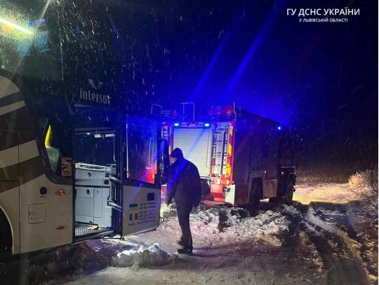 Попали в снігову пастку: на Львівщині в снігу застряг автобус з 60 дітьми