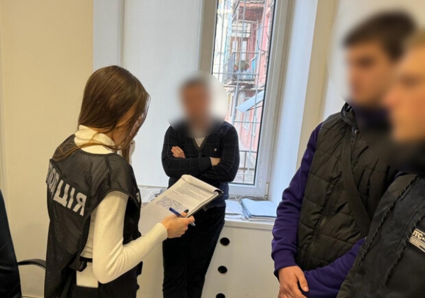В Одессе за взятку задержали замдиректора департамента горсовета: подробности