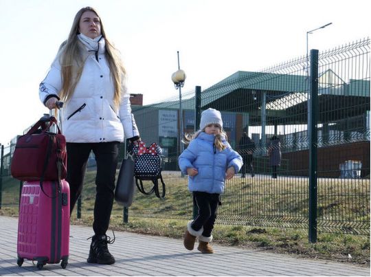Покарають за виїзд до України та зменшать виплати: які зміни готує Польща для українців
