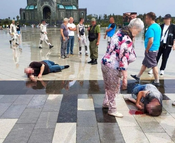 Бог шельму мітить: блискавка вразила групу людей біля головного храму збройних сил росії (відео)