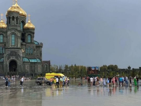 Бог шельму мітить: блискавка вразила групу людей біля головного храму збройних сил росії (відео)
