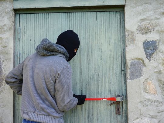 Бенксі, Херст та інші: Україні повернули картини відомих художників, вкрадені під час евакуації на початку війни