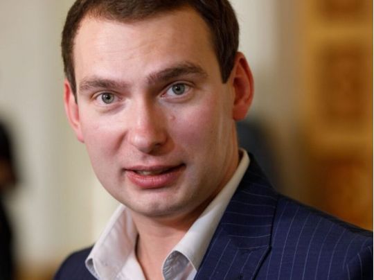«Він легко заробляє у стінах парламенту»: політолог Ощановський про нардепа Железняка