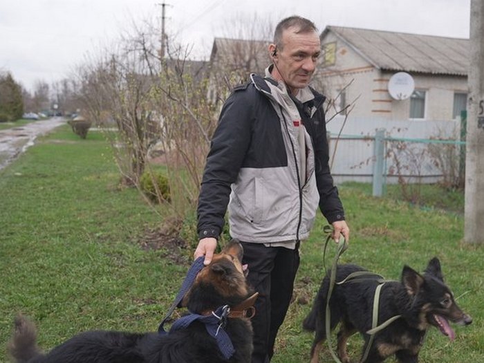 «Я йшов повз спалених машин і думав про те, що треба вижити»: житель Сумщини здолав важкий шлях, щоби вивезти зі зруйнованого села своїх собак