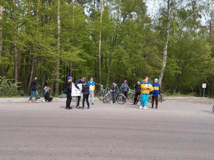 «Найкраща подяка, коли пишуть військові»: як учні з Рівненської області велопробігами наближають перемогу