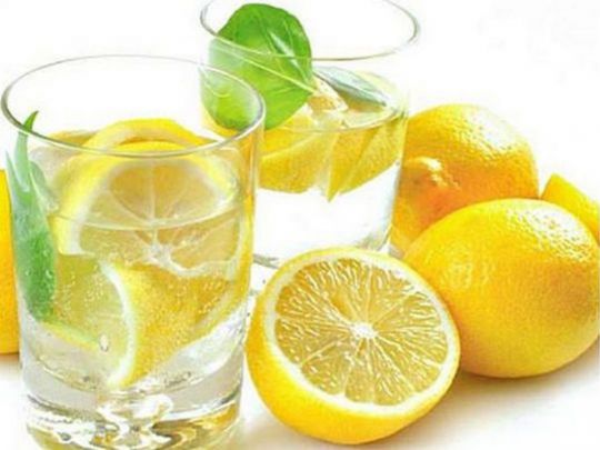Навіщо досвідчені водії з'їдають часточку лимона перед далекою дорогою: корисний лайфхак для автомобілістів