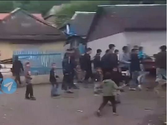 Камені проти куль: на Закарпатті роми влаштували «розбірки» з прикордонниками, є поранені з обох боків (фото, відео)